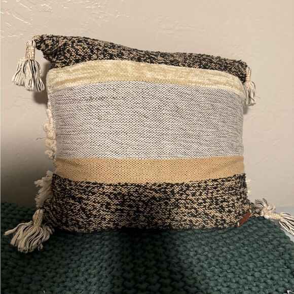Anthropologie All Roads Yucca Ivory Black Tufted Tassels Pillow NWOT 18x18 - Picture 5 of 7